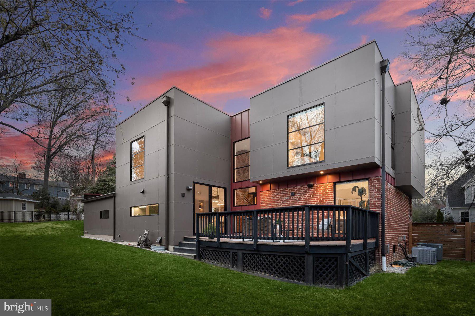 3004 N UNDERWOOD STREET