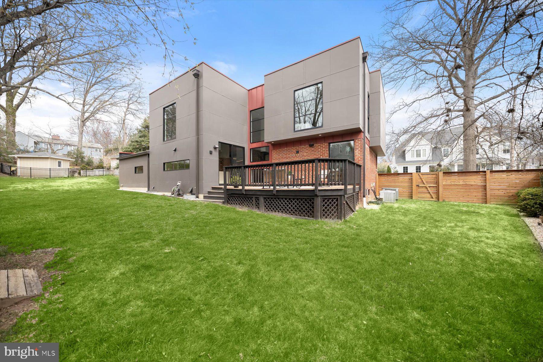 3004 N UNDERWOOD STREET