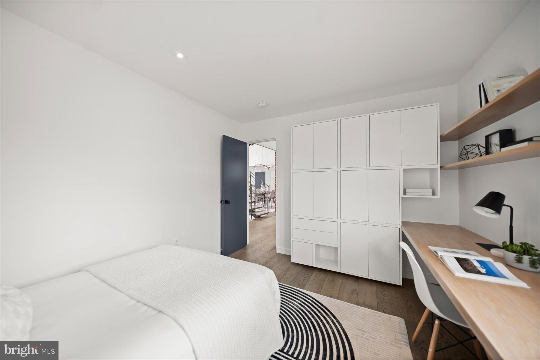 3004 N UNDERWOOD STREET