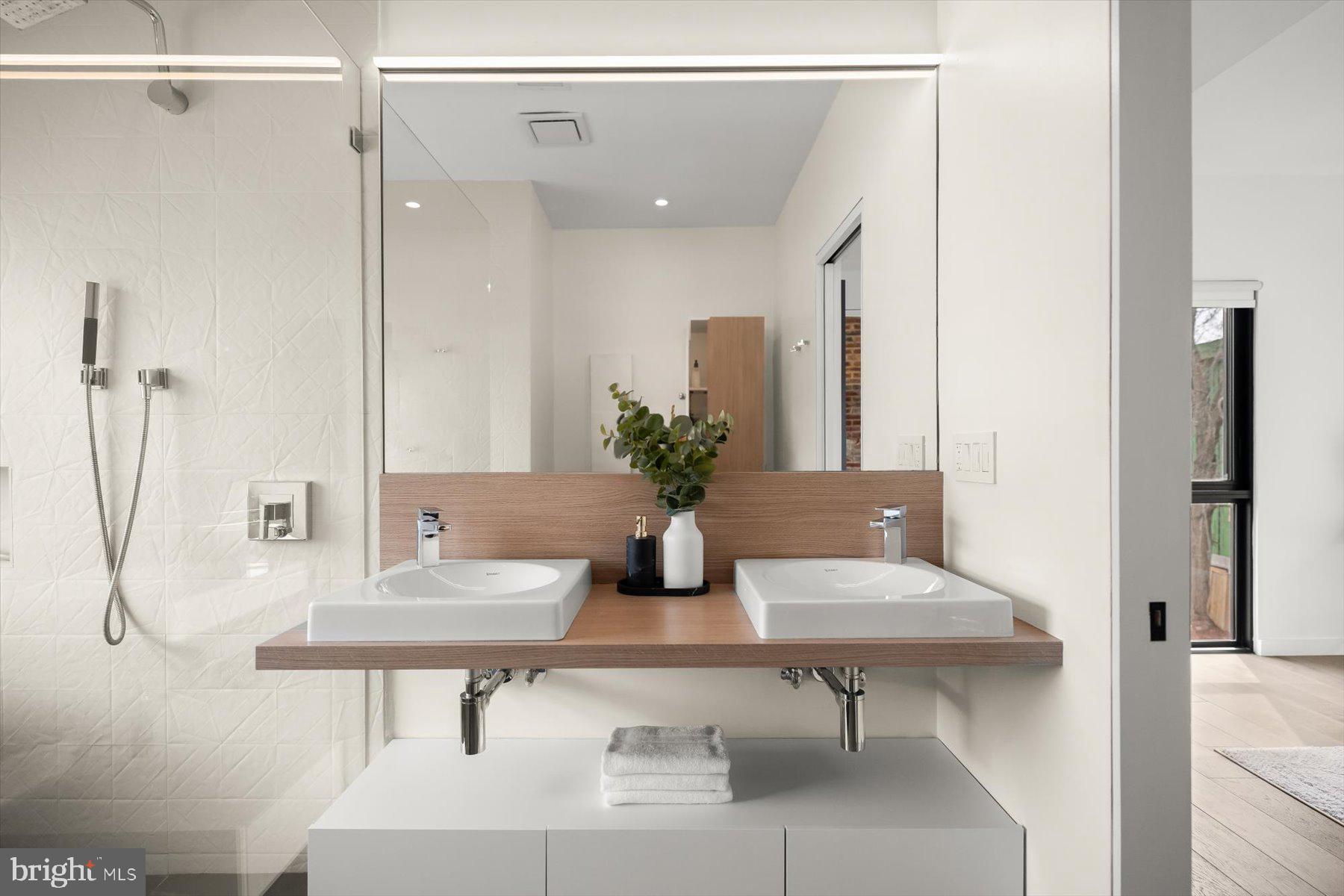 3004 N UNDERWOOD STREET