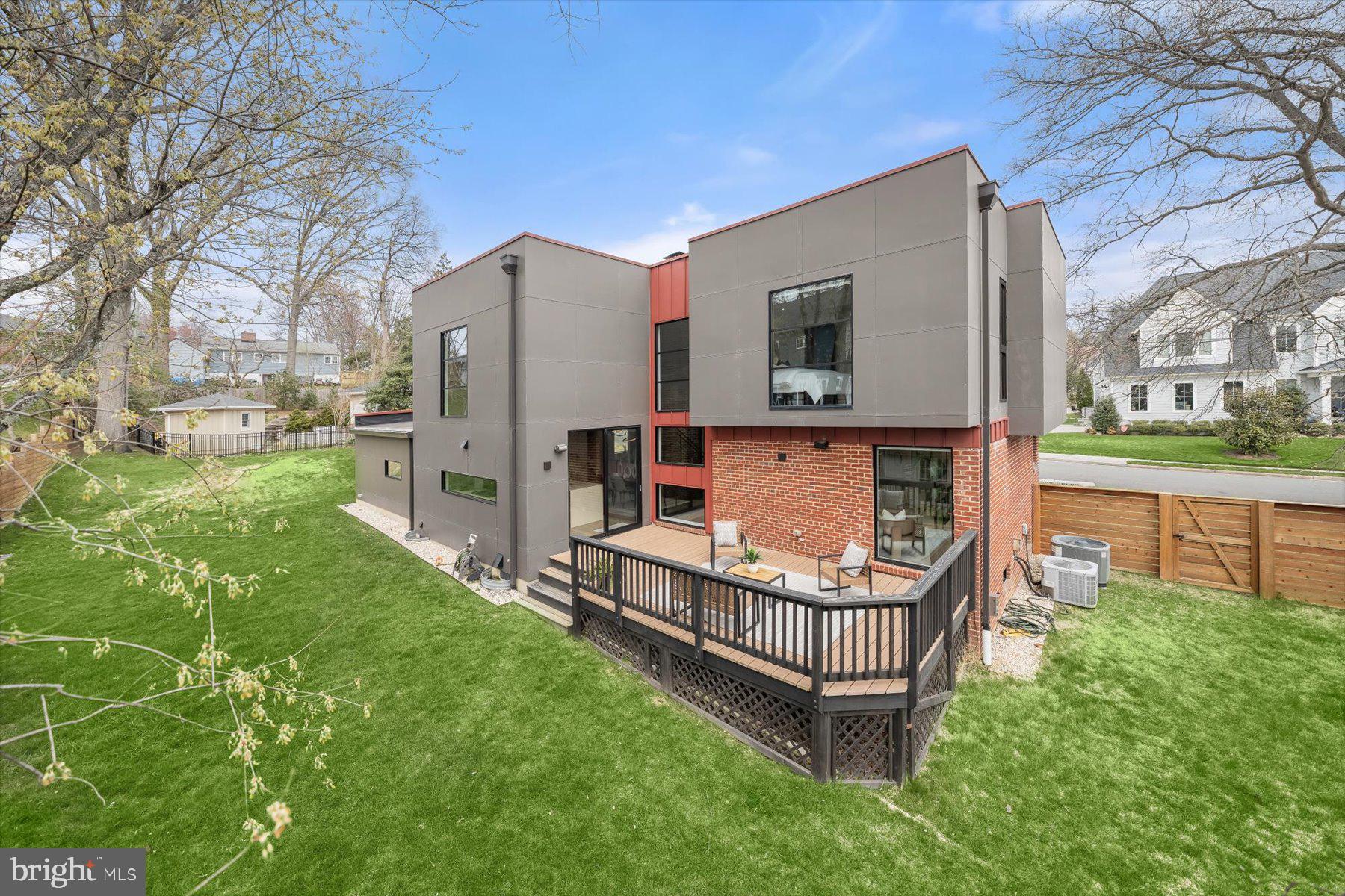 3004 N UNDERWOOD STREET