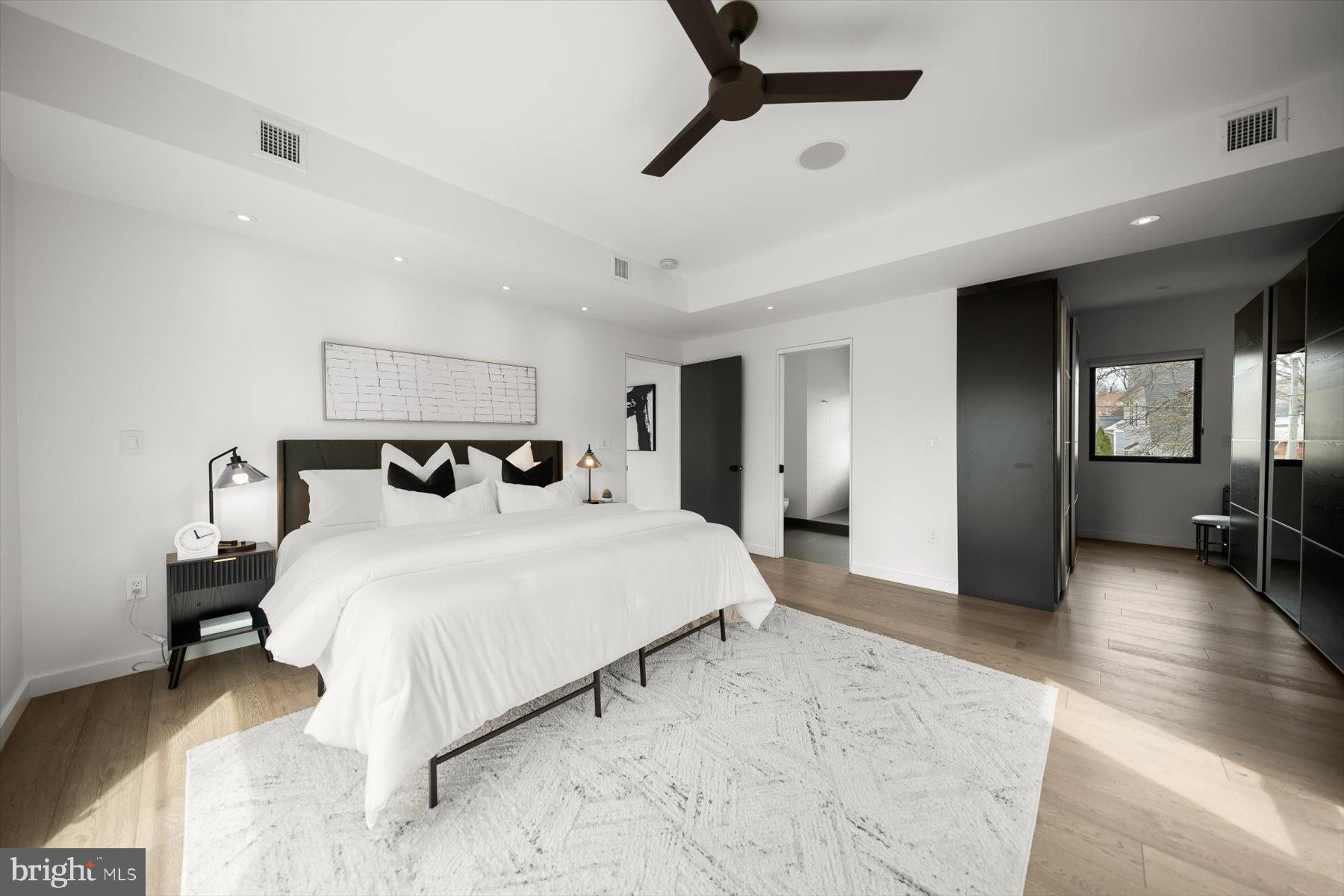 3004 N UNDERWOOD STREET