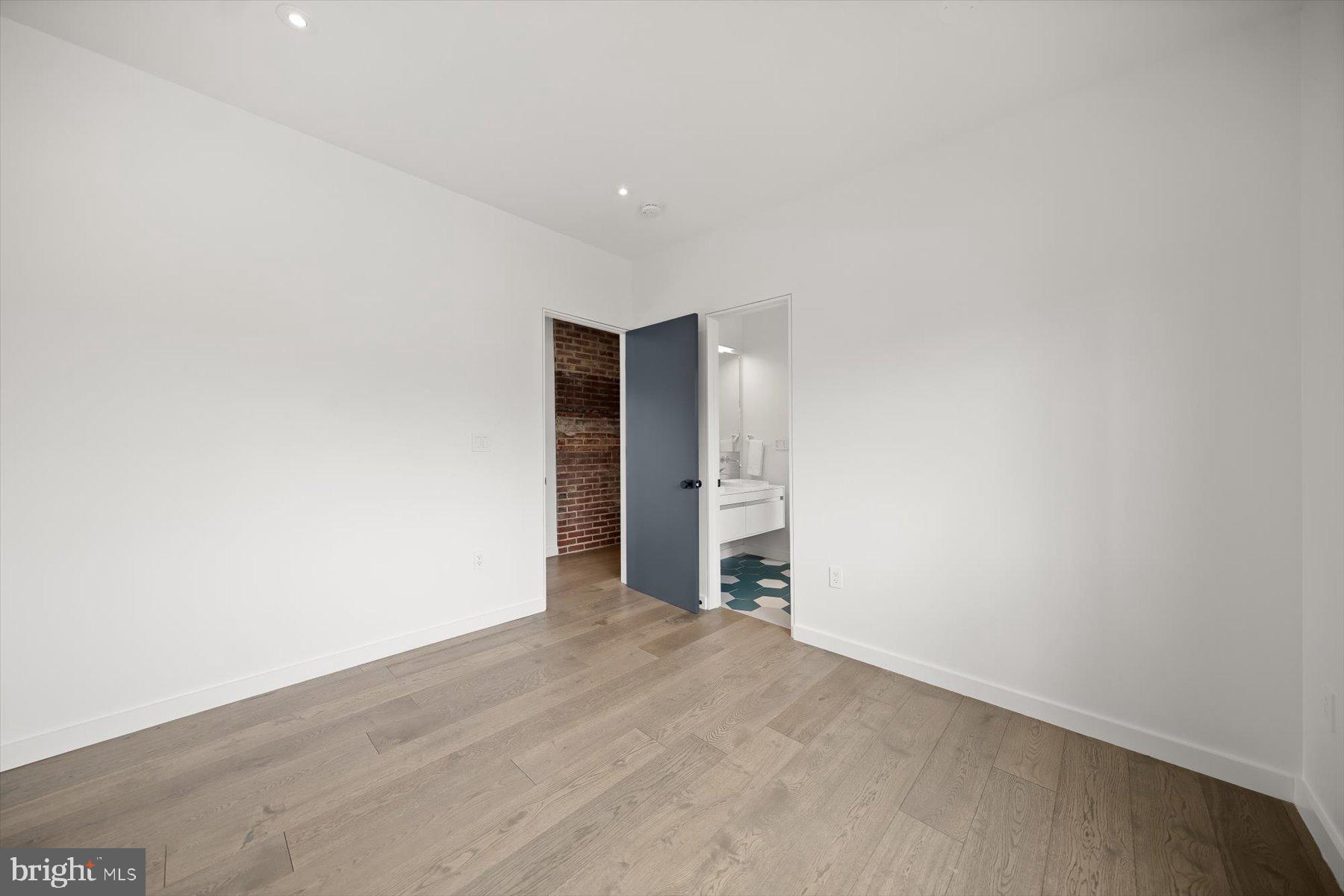 3004 N UNDERWOOD STREET