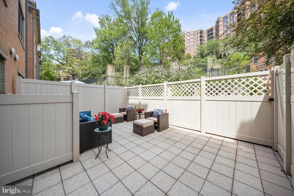 2239 FAIRFAX DRIVE N