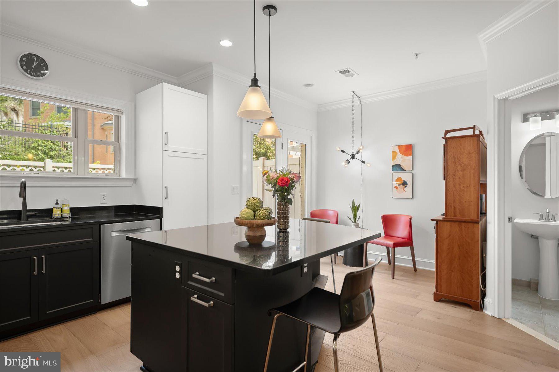 2239 FAIRFAX DRIVE N