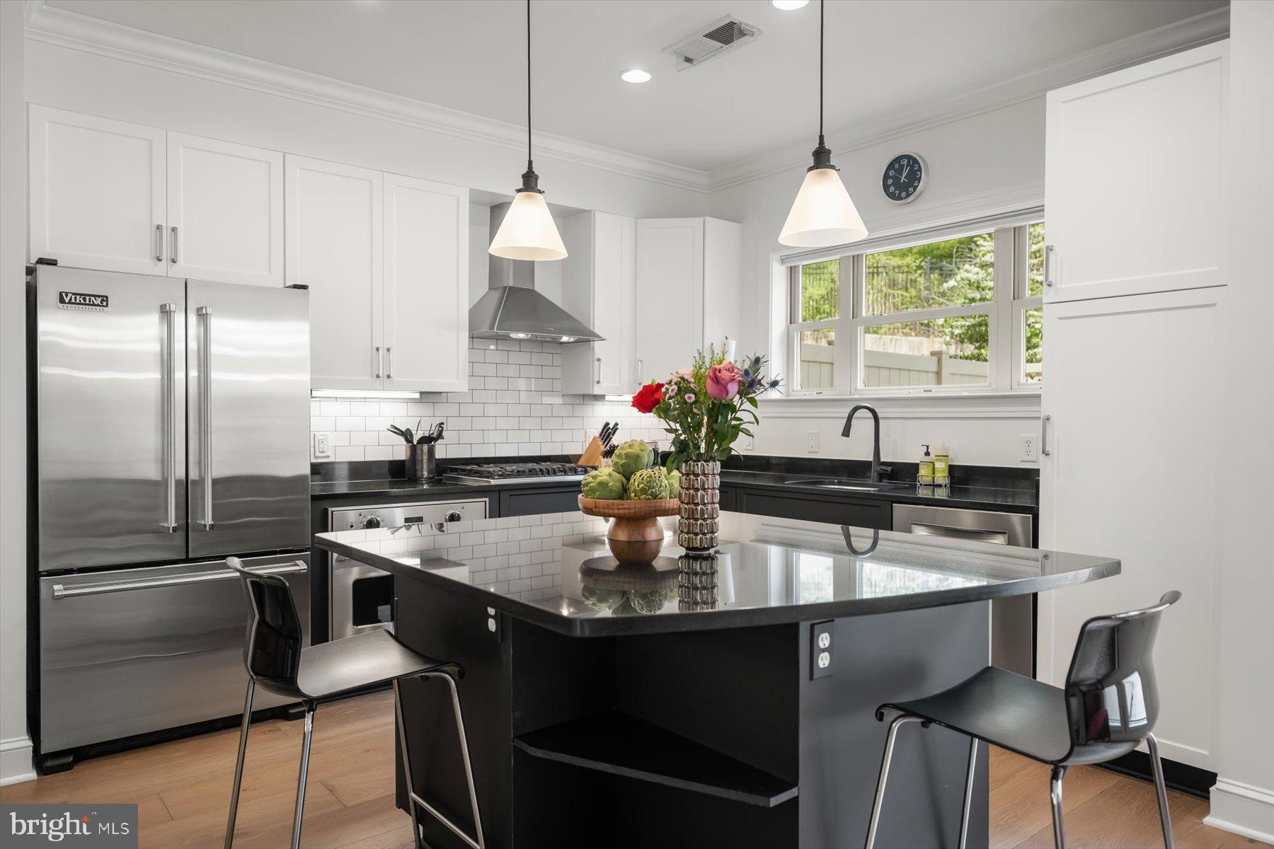 2239 FAIRFAX DRIVE N