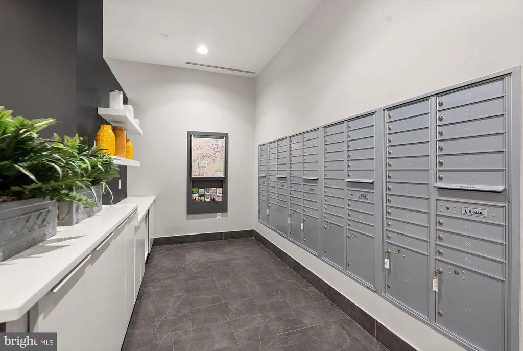 2000 CLARENDON BOULEVARD 303