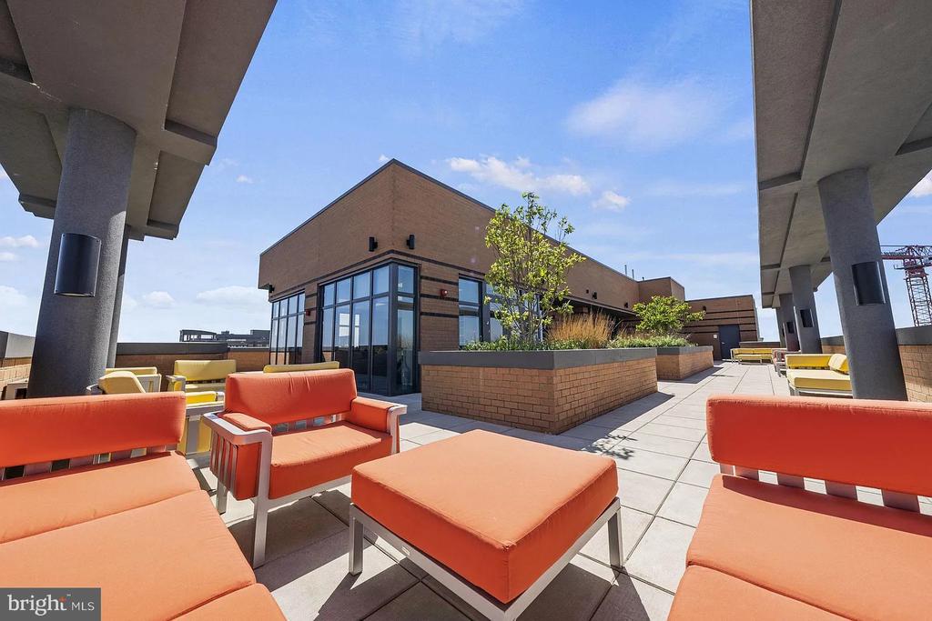 2000 CLARENDON BOULEVARD 303