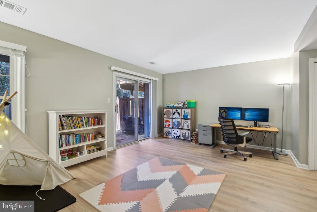 4237 Sleepy Lake Dr