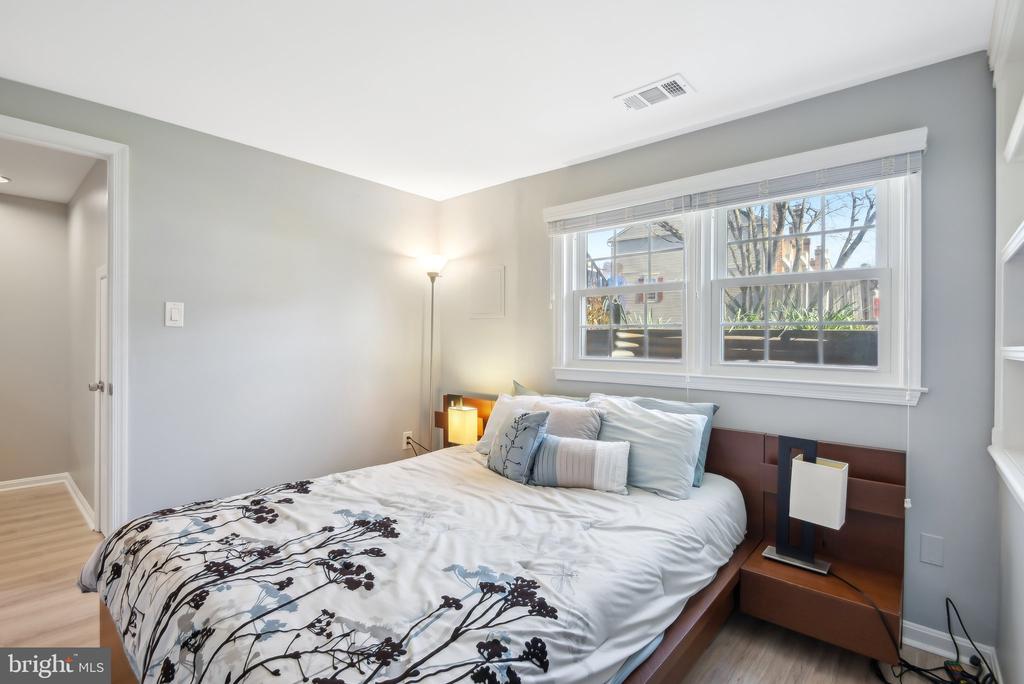 4237 Sleepy Lake Dr