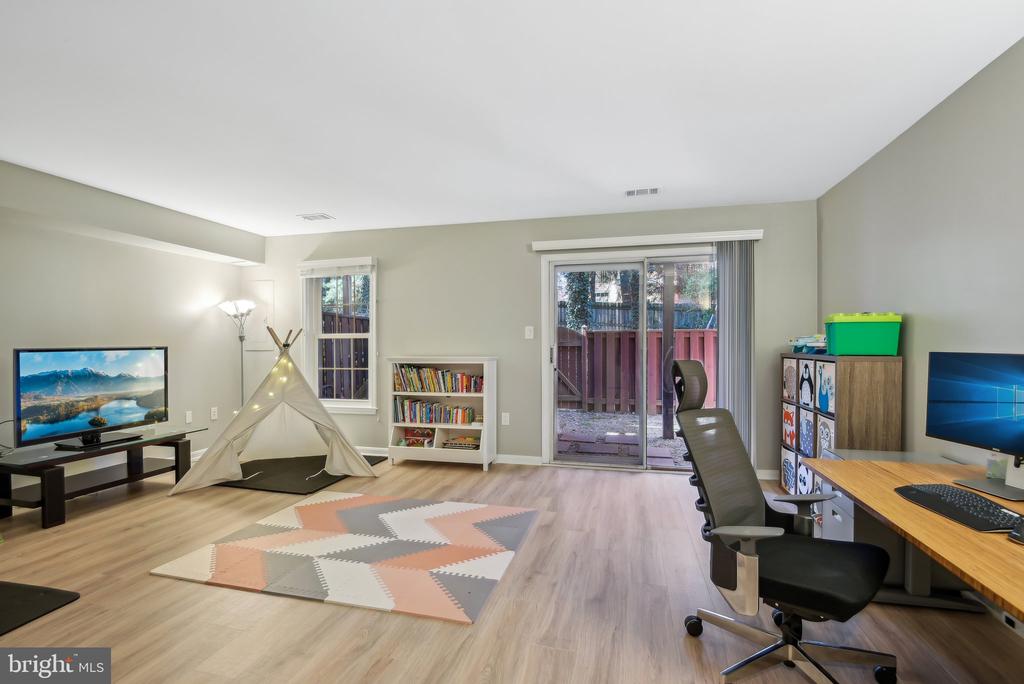 4237 Sleepy Lake Dr