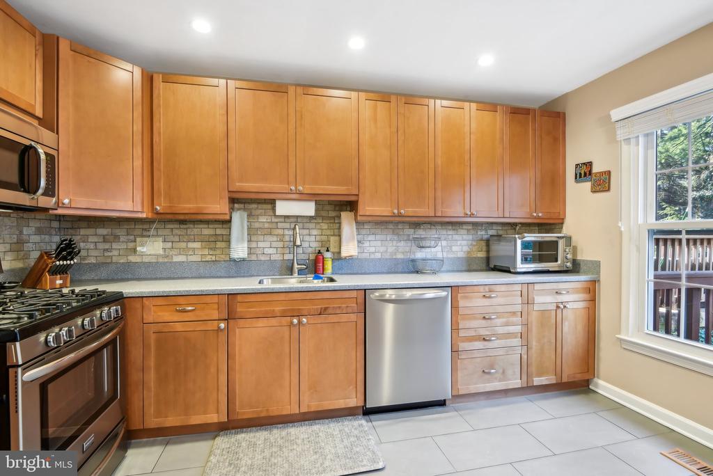 4237 Sleepy Lake Dr