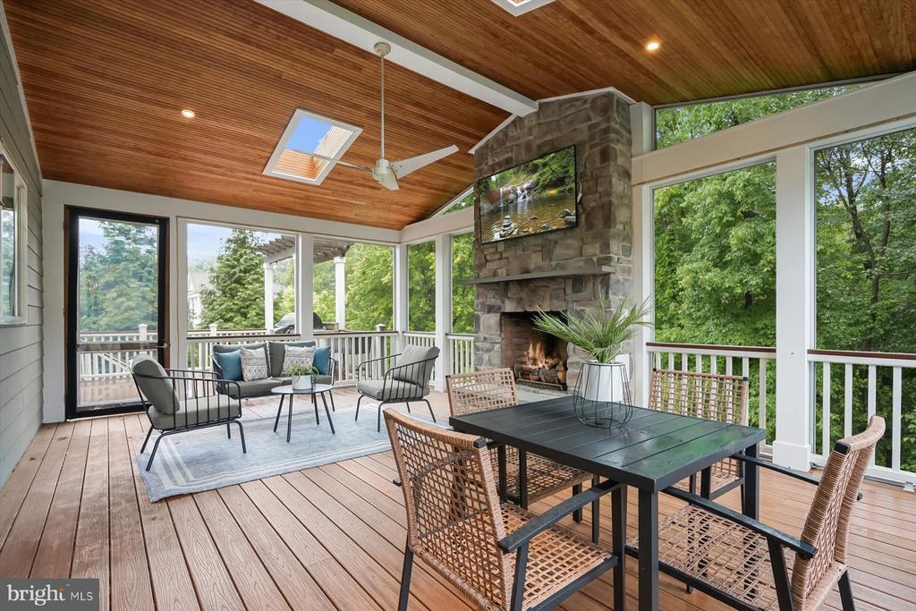 1302 Scotts Run Rd