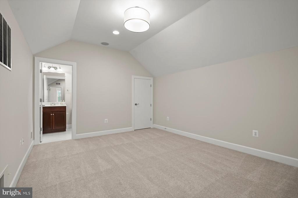 1302 Scotts Run Rd