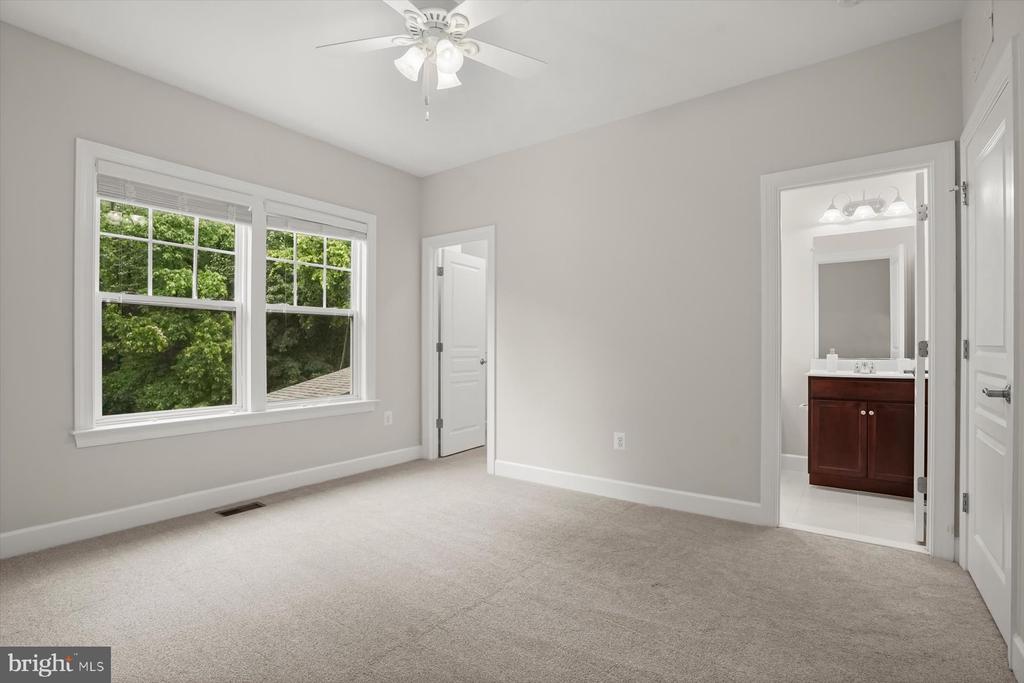 1302 Scotts Run Rd