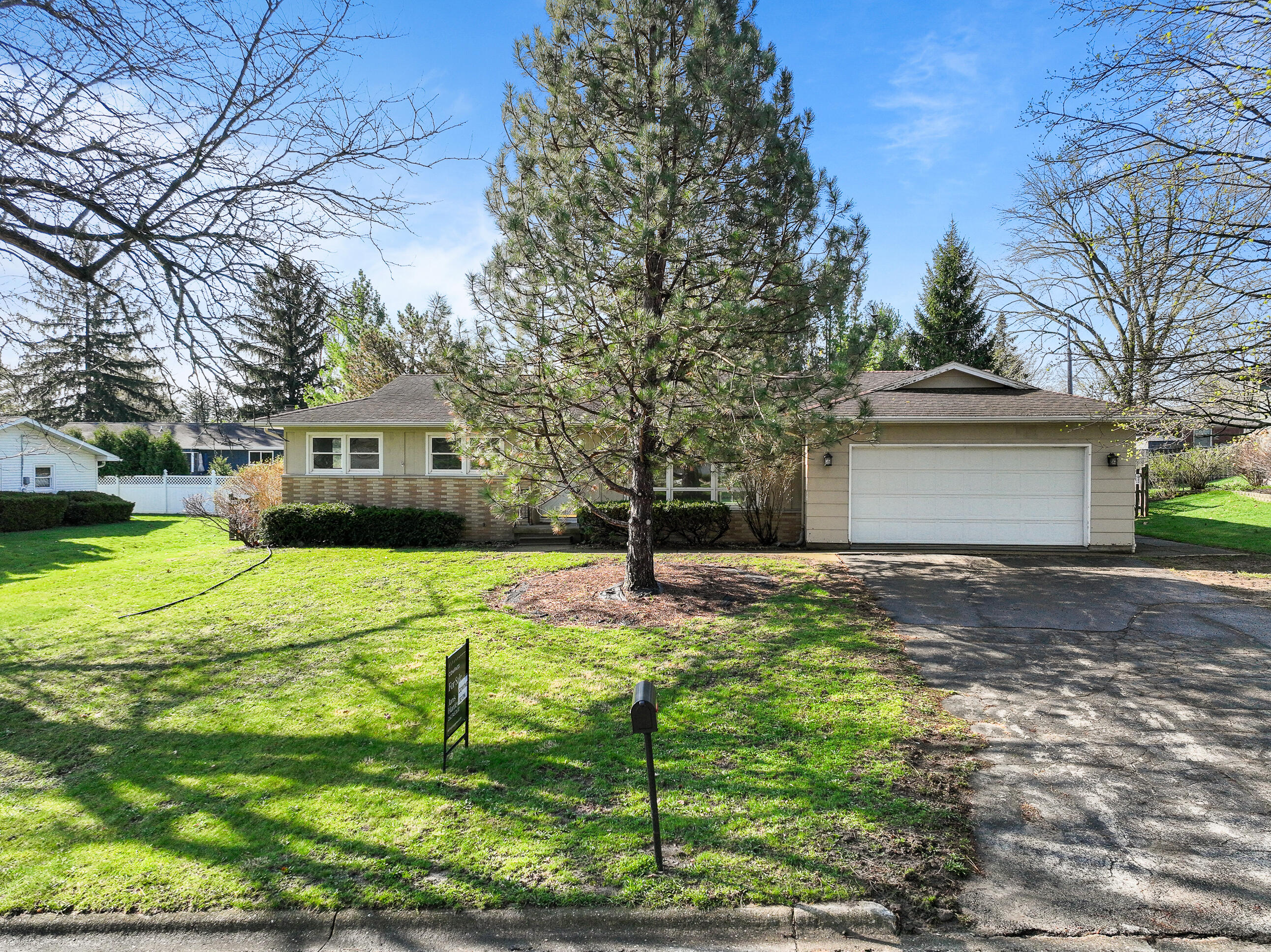 1718 Hillcrest Dr