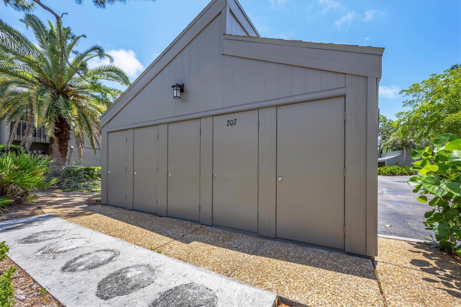 207 WOODLAND DR #207