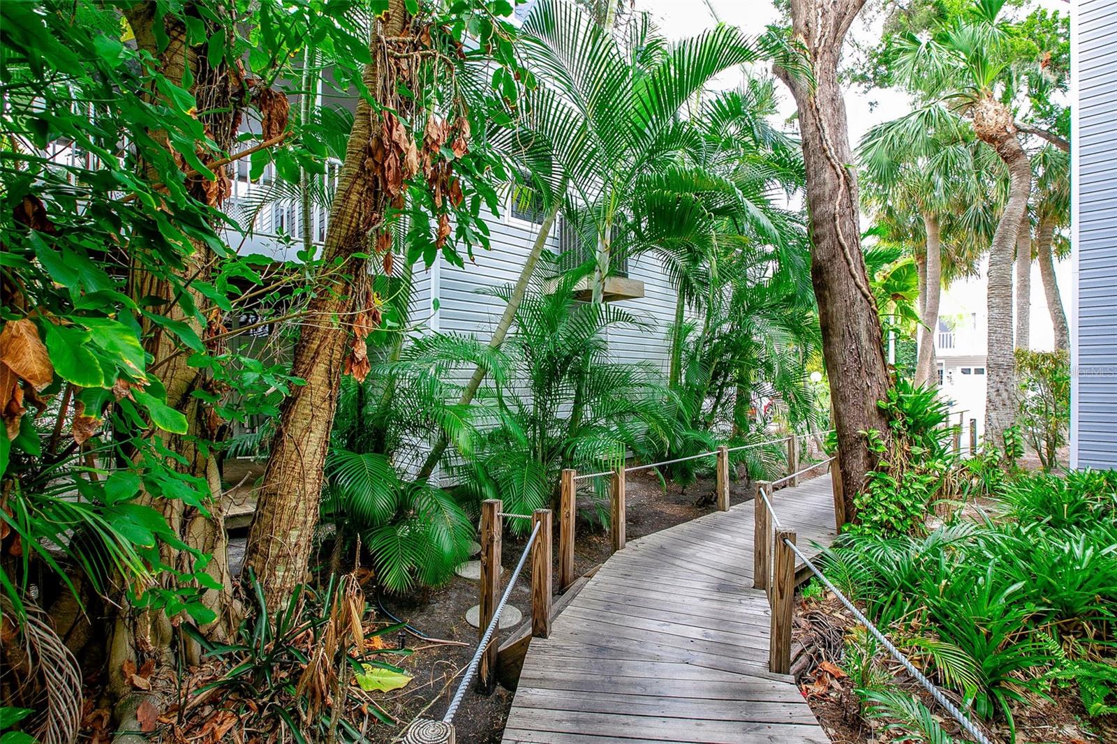 6250 HOLMES BLVD #32