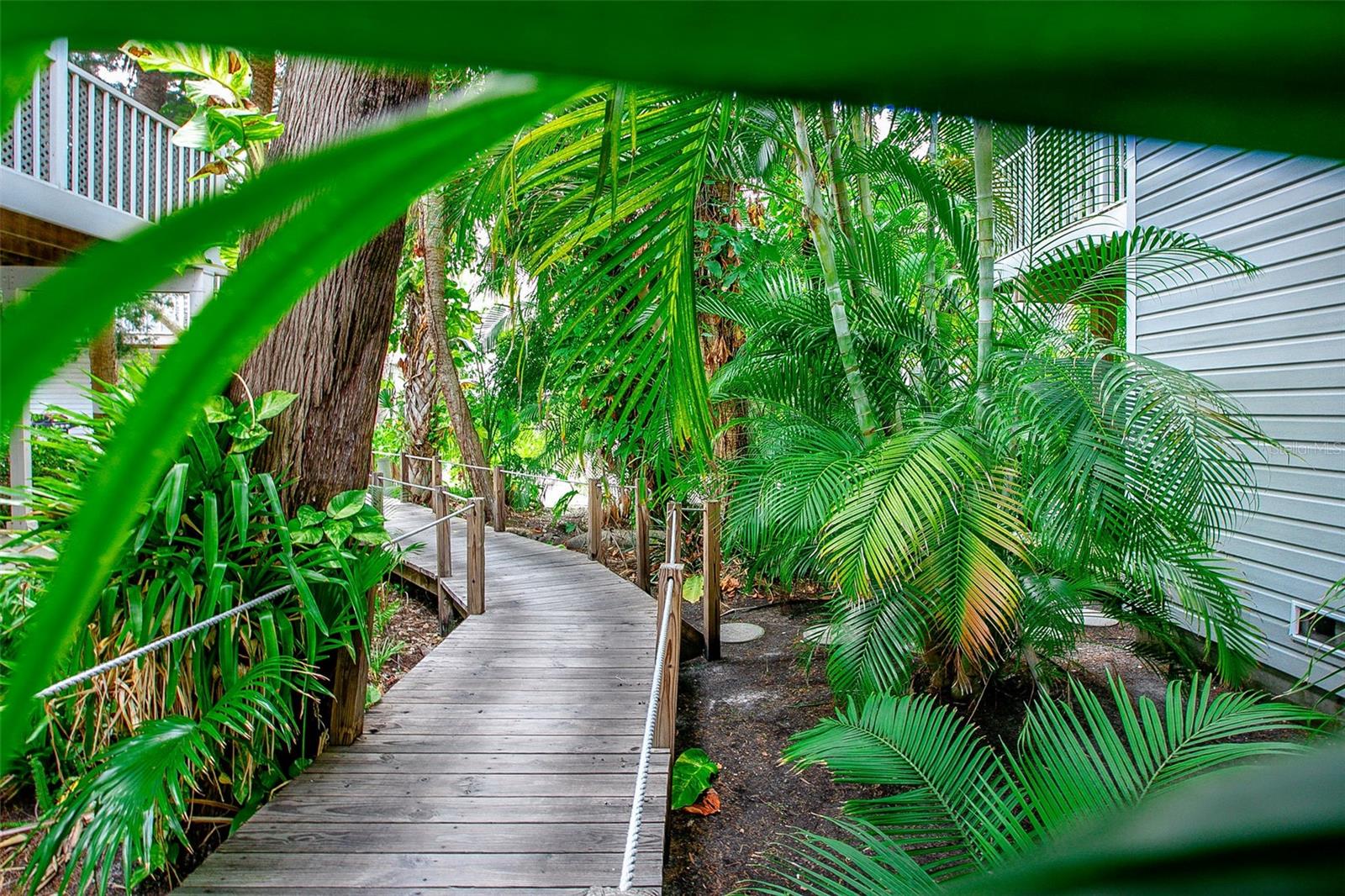 6250 HOLMES BLVD #32