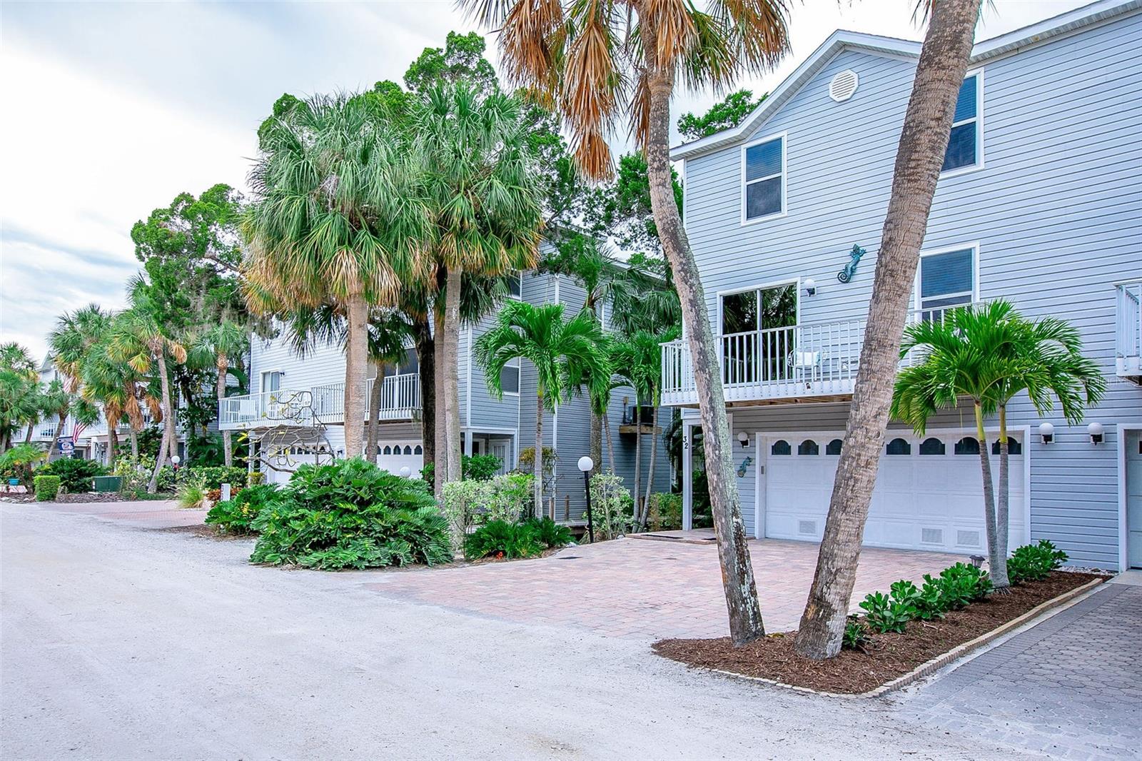 6250 HOLMES BLVD #32