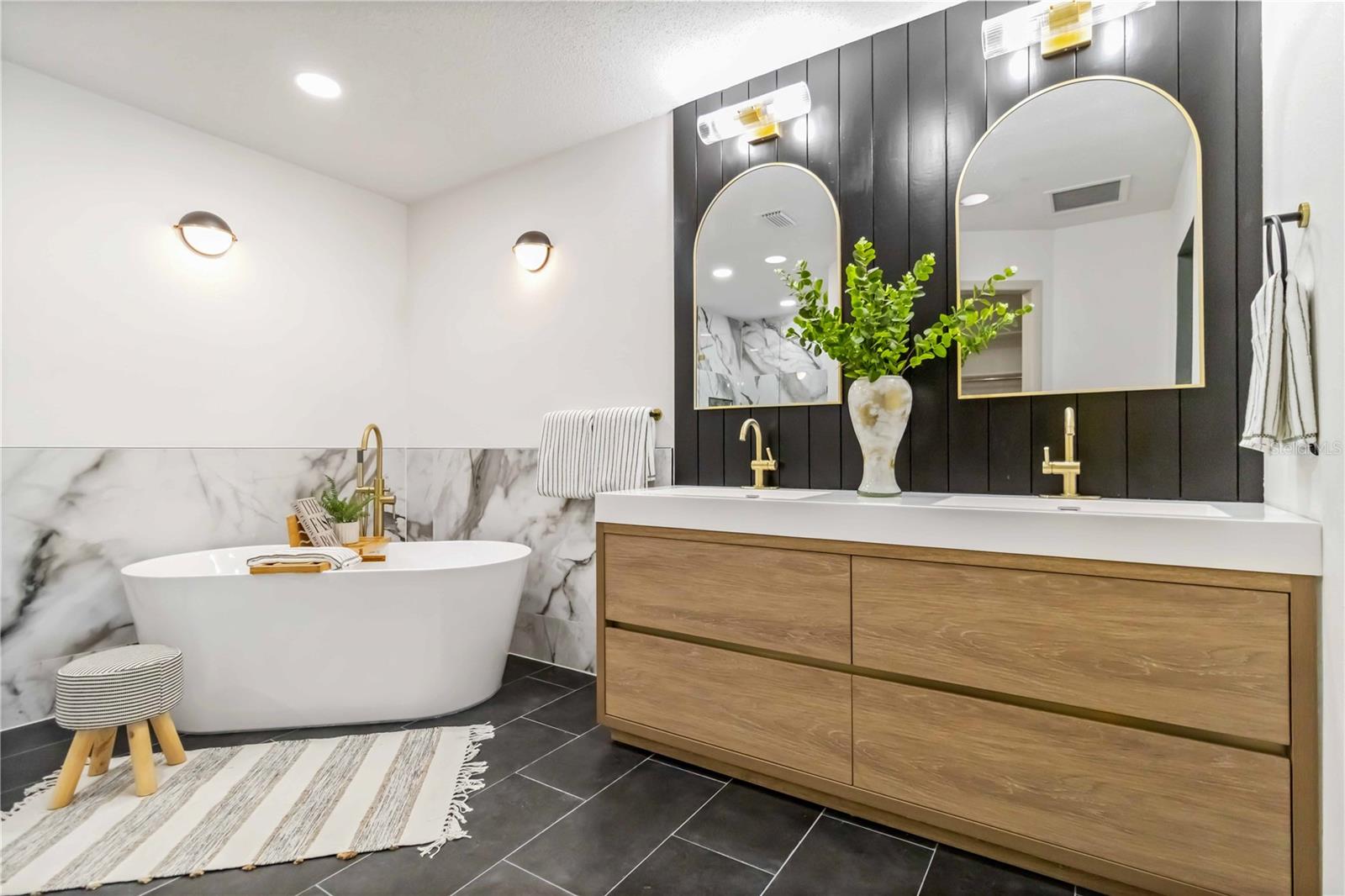 5438 BENEVA WOODS WAY