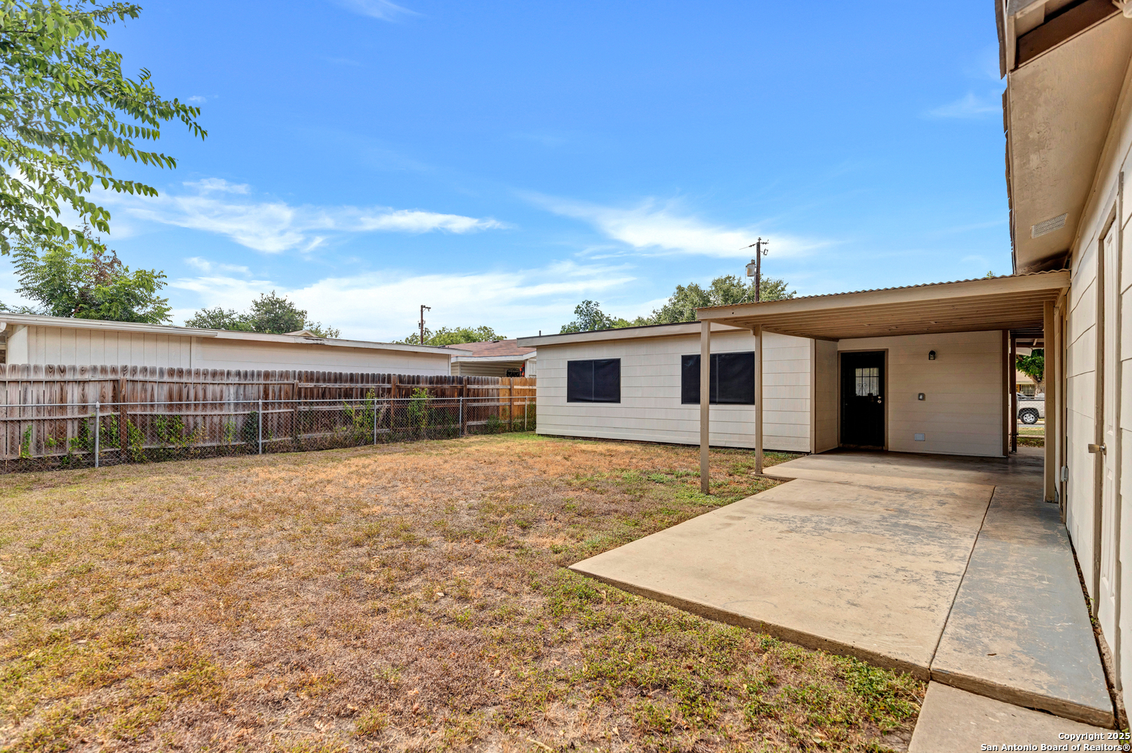 411 W HART AVE