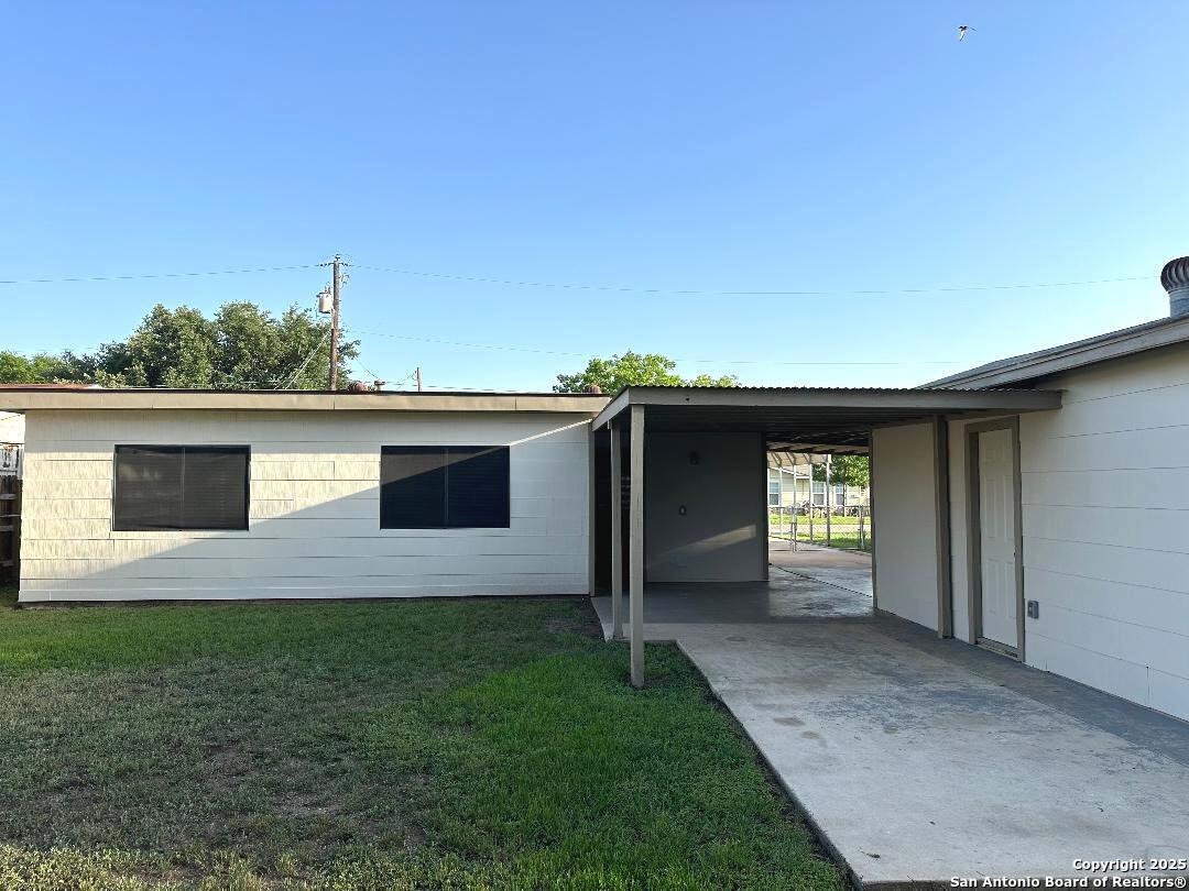 411 W HART AVE