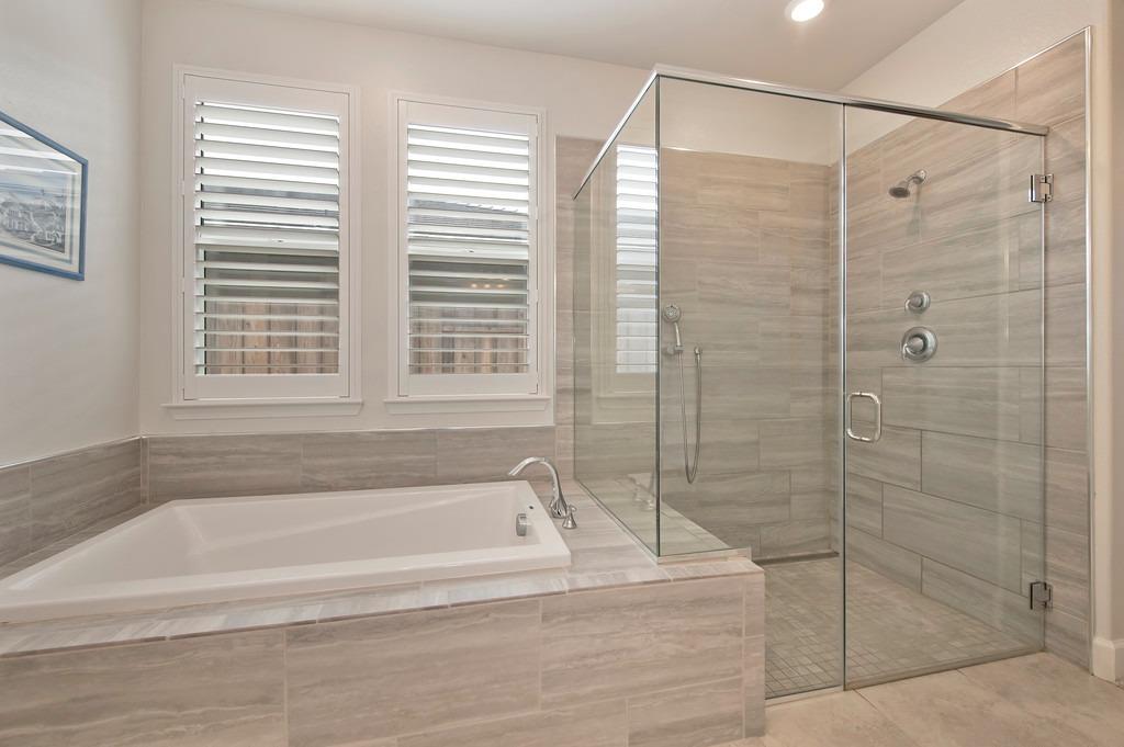 4561 Peace Lily Lane