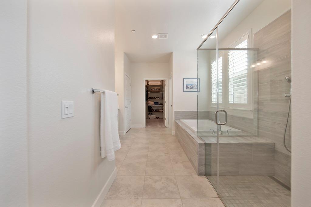 4561 Peace Lily Lane