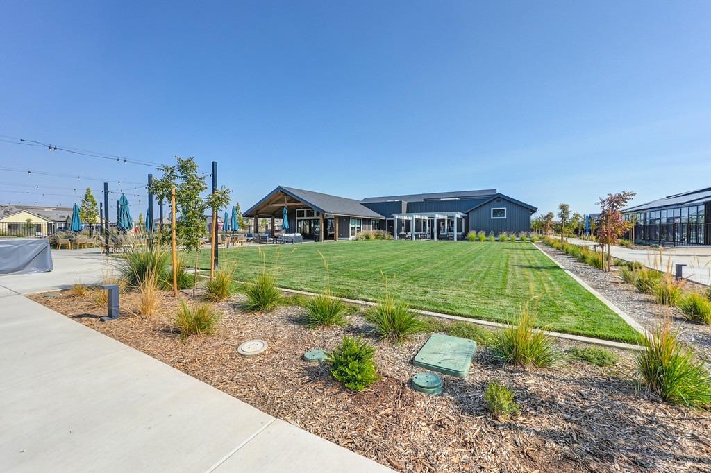 4561 Peace Lily Lane