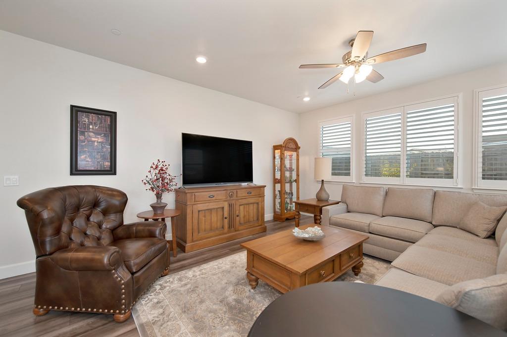 4561 Peace Lily Lane