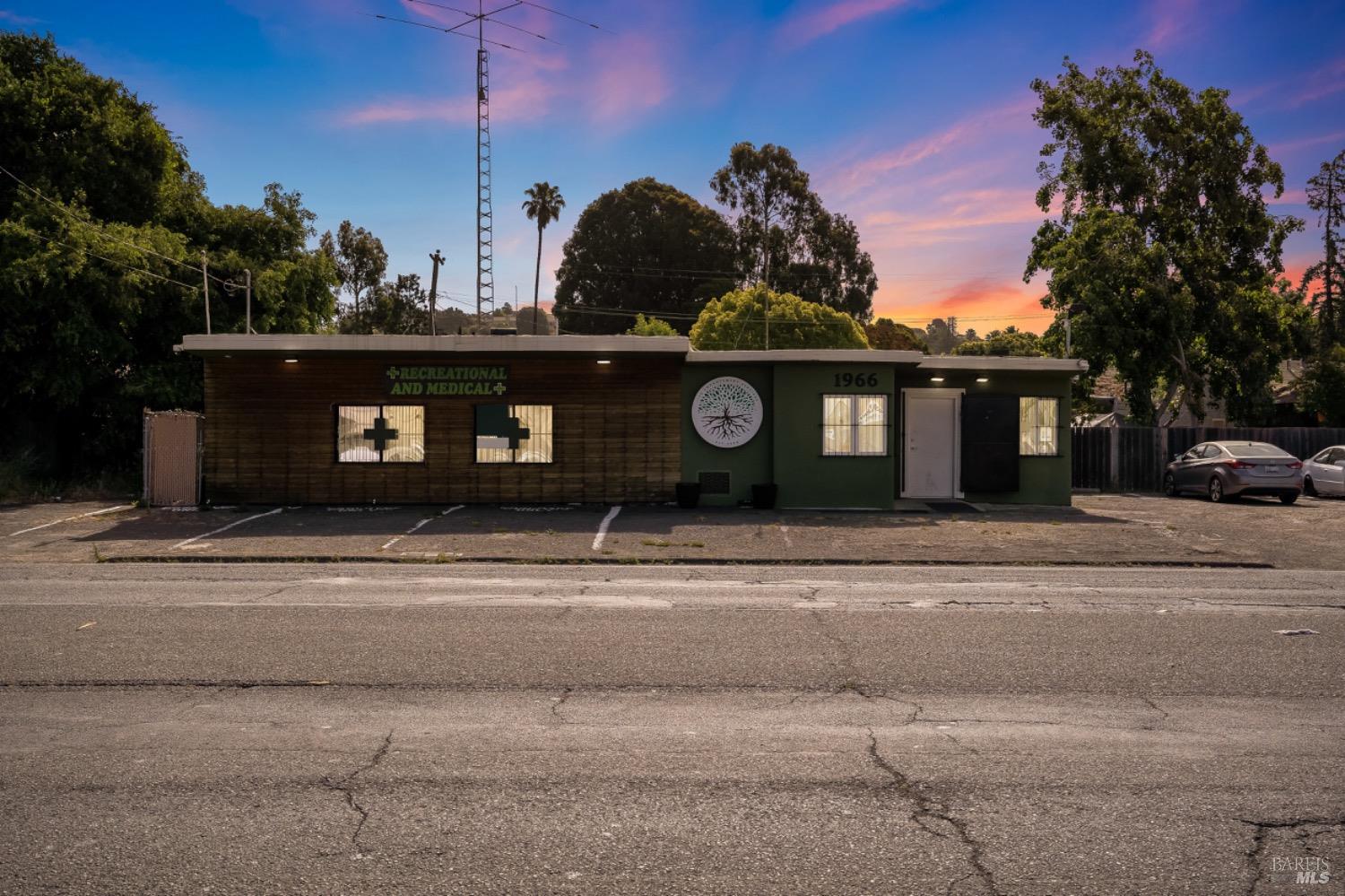 1966-1966 Broadway St