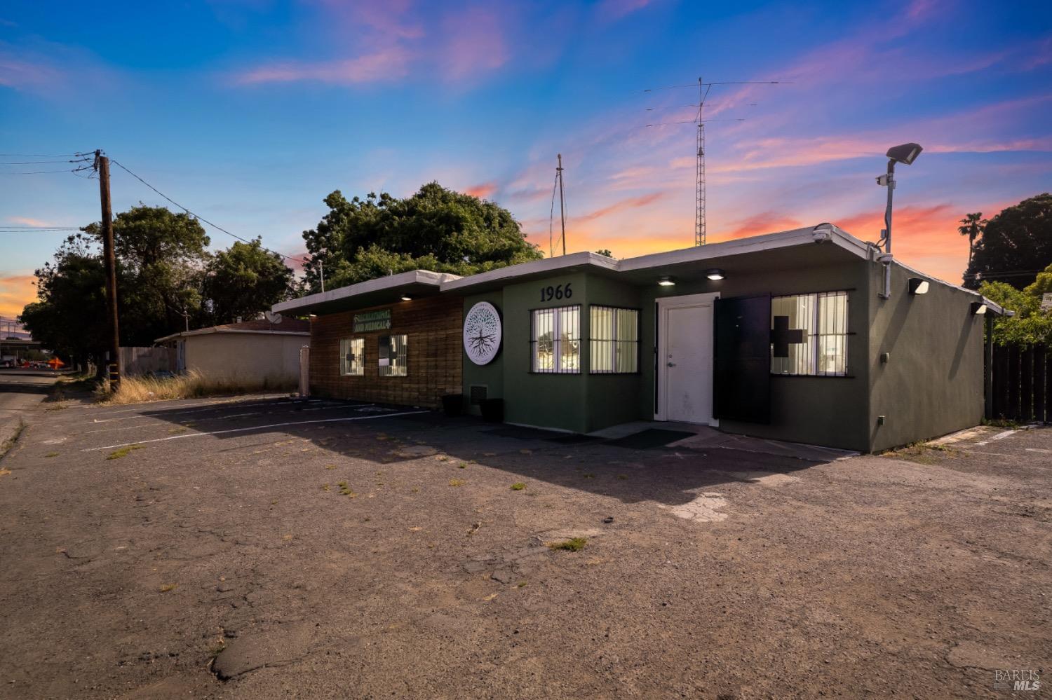 1966-1966 Broadway St