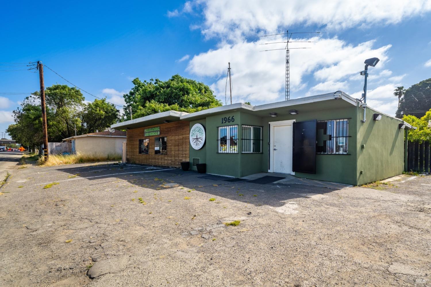 1966-1966 Broadway St