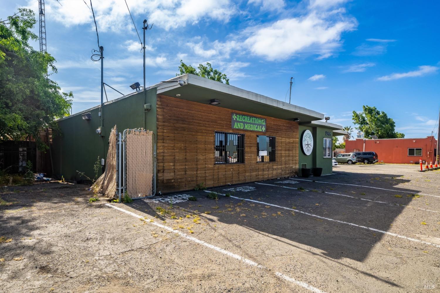 1966-1966 Broadway St