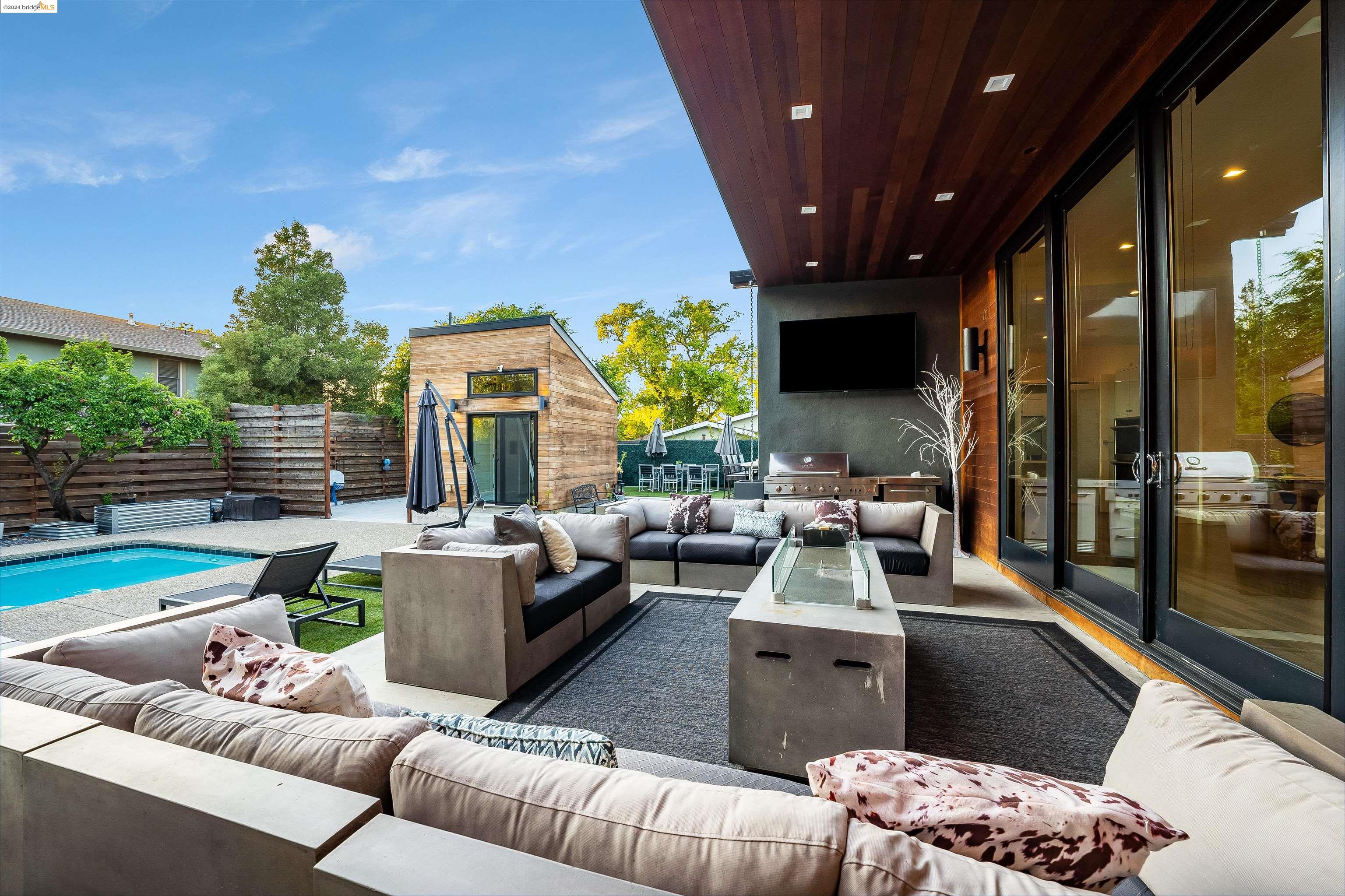 2591 Buena Vista Ave