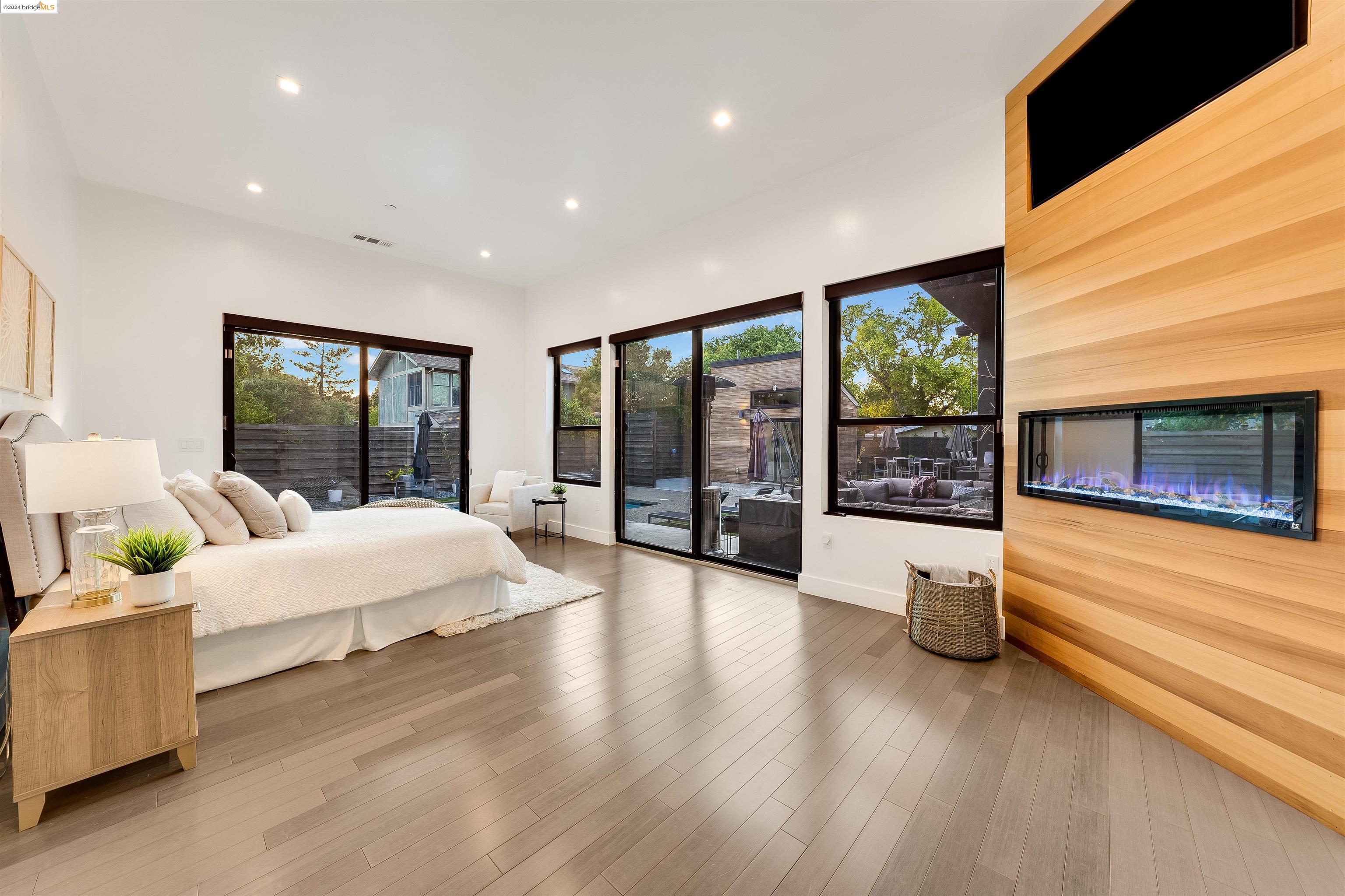 2591 Buena Vista Ave