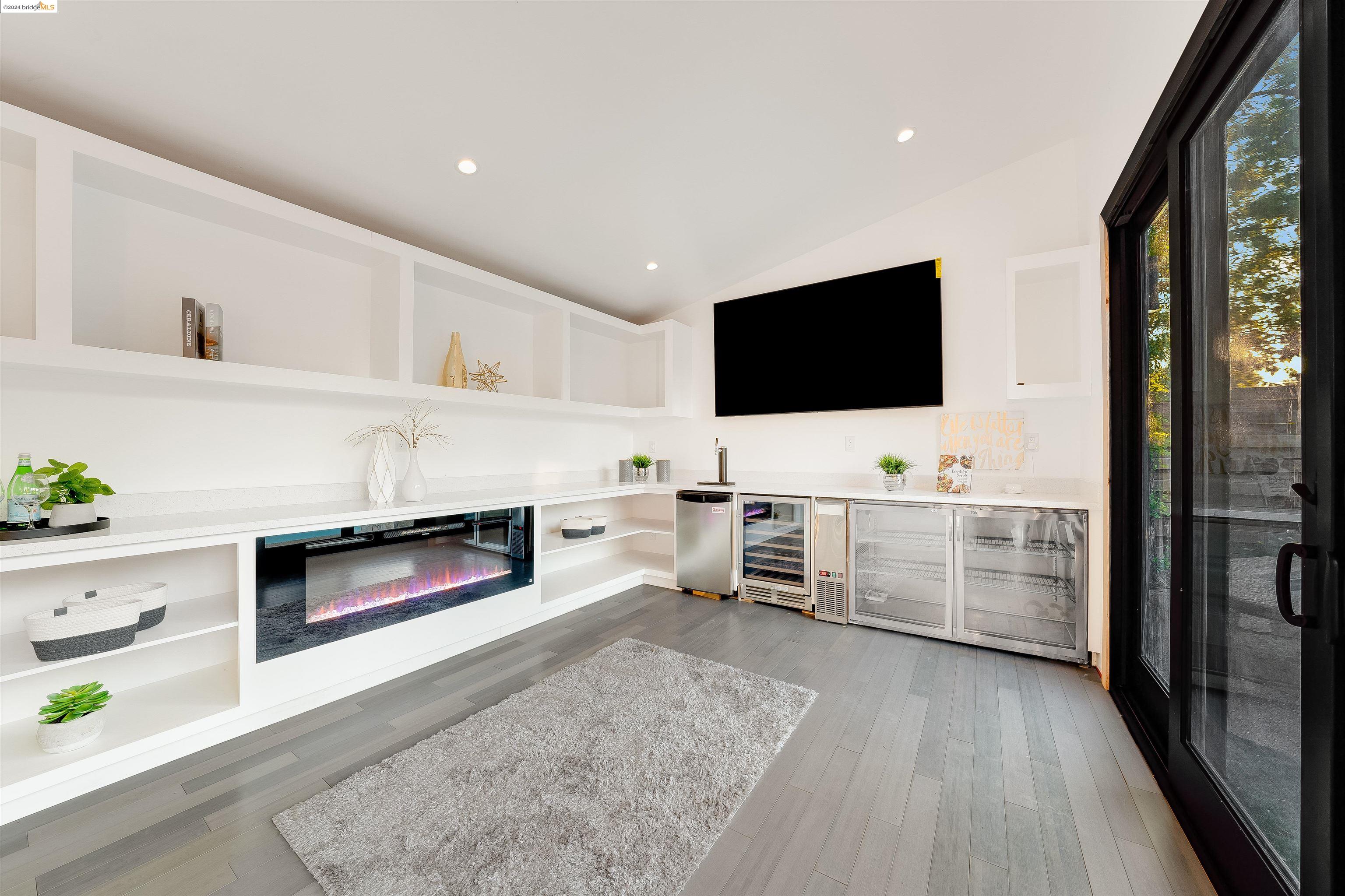 2591 Buena Vista Ave