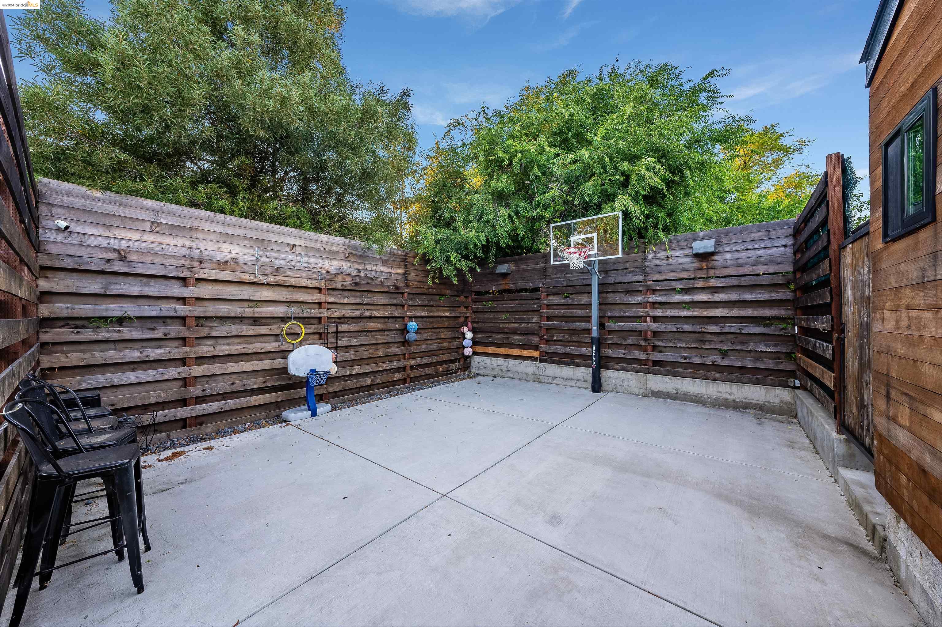 2591 Buena Vista Ave