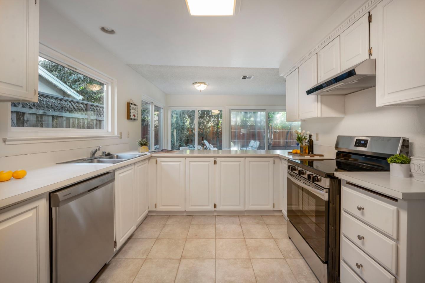 144 Farnham CT