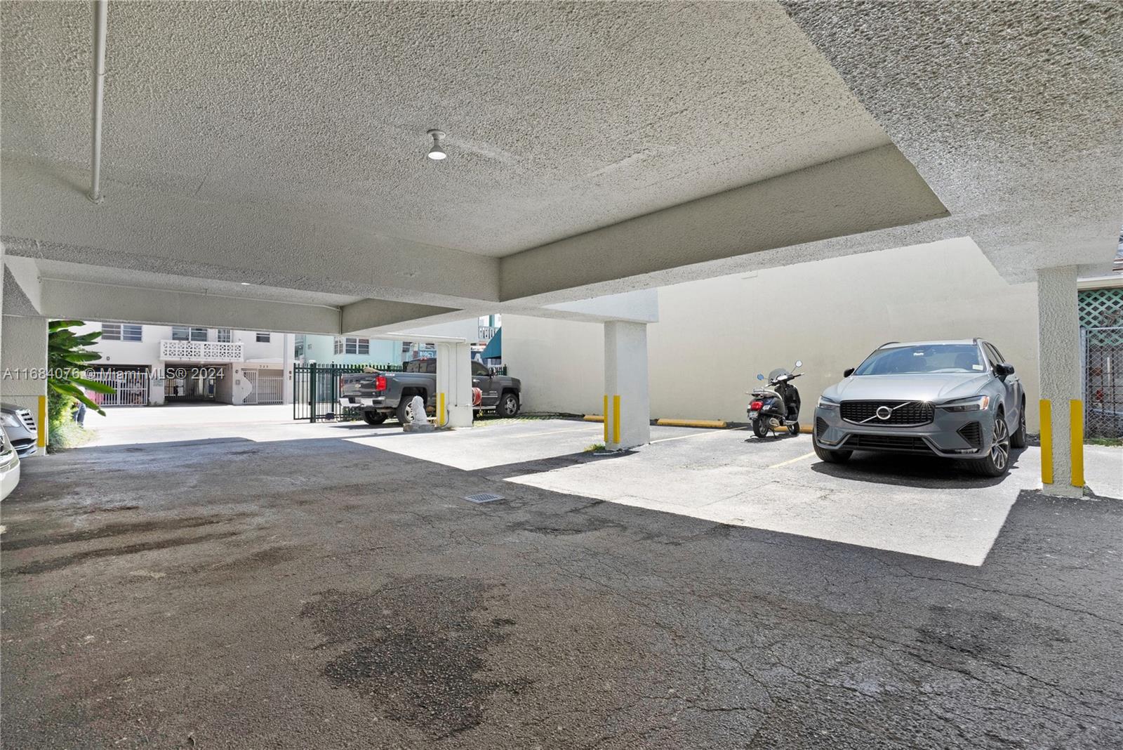 720 Collins Ave # 403