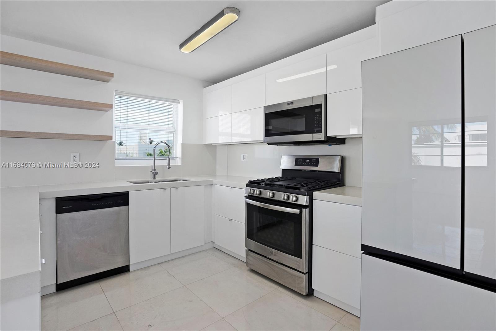 720 Collins Ave # 403