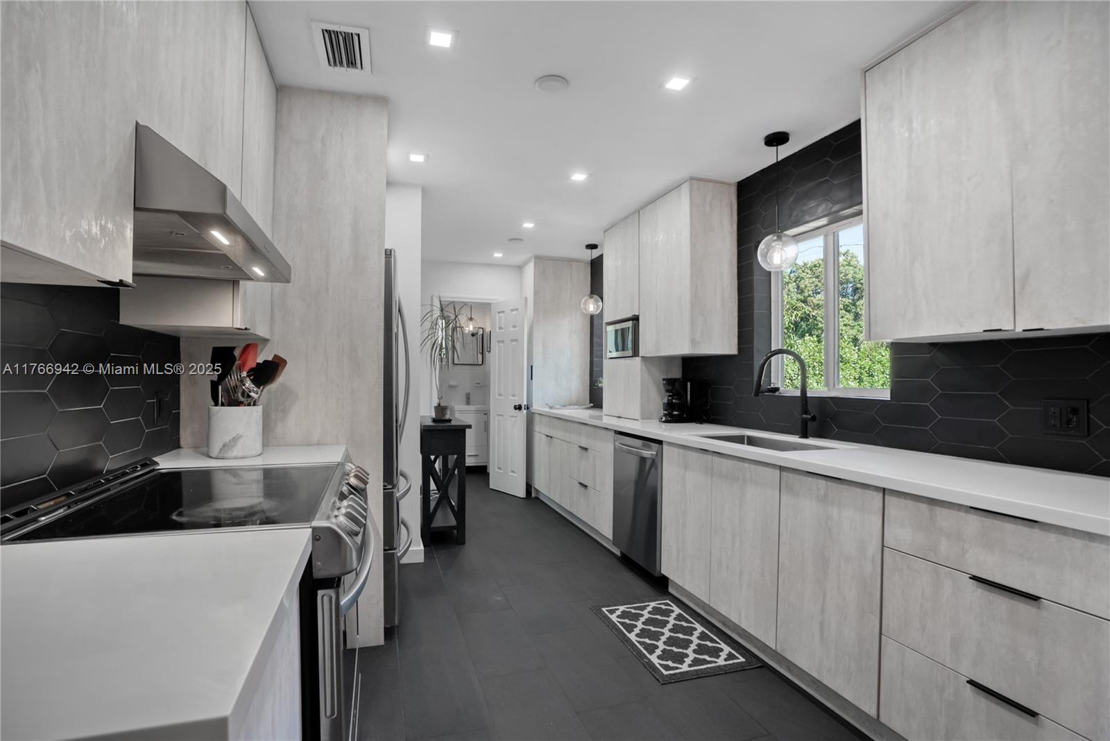 185 NW 115th St