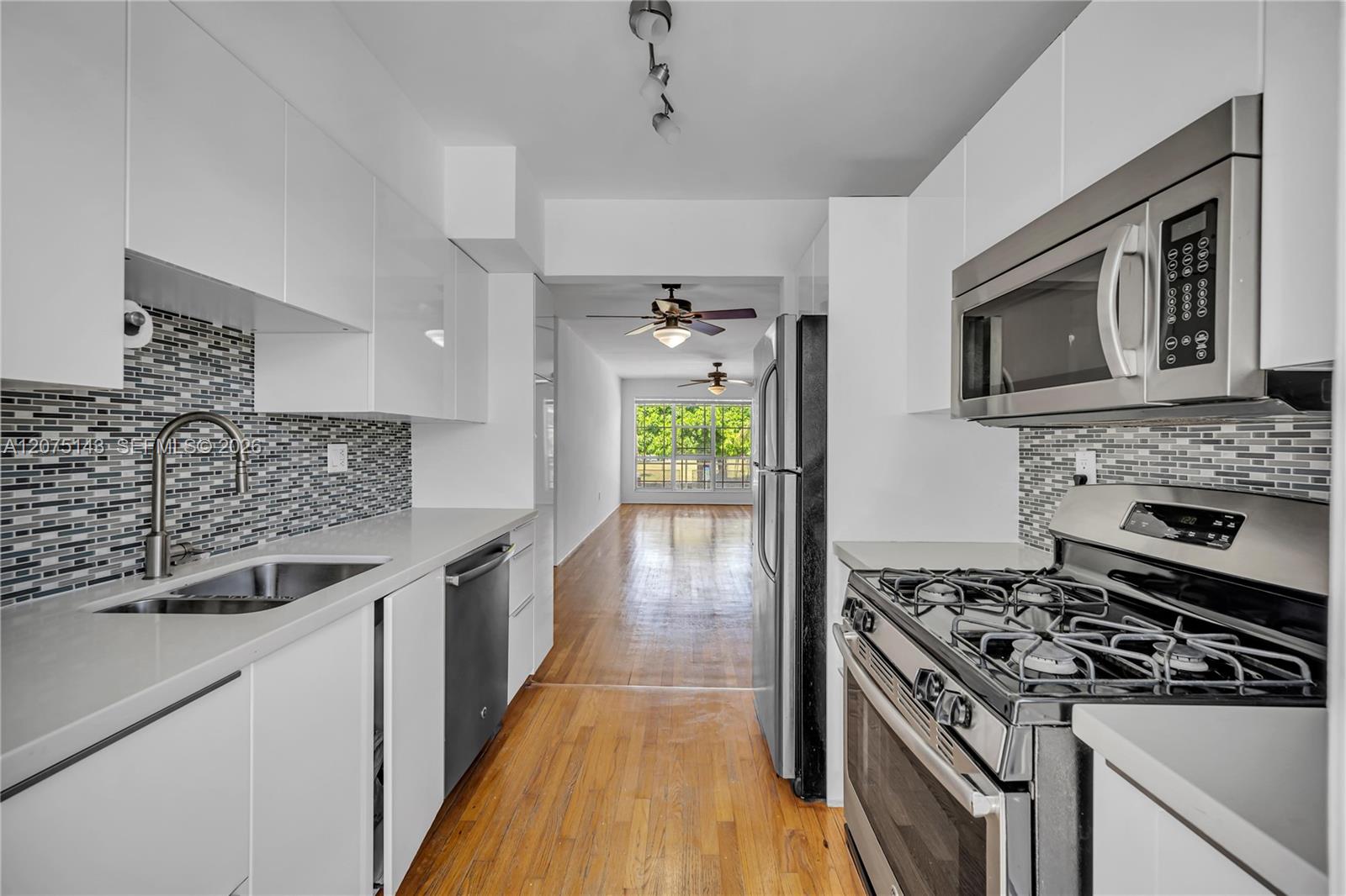 800 W 42nd St # 1B