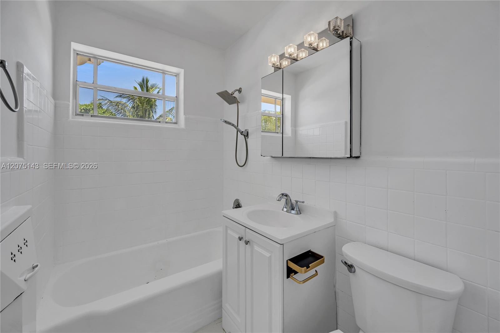 800 W 42nd St # 1B