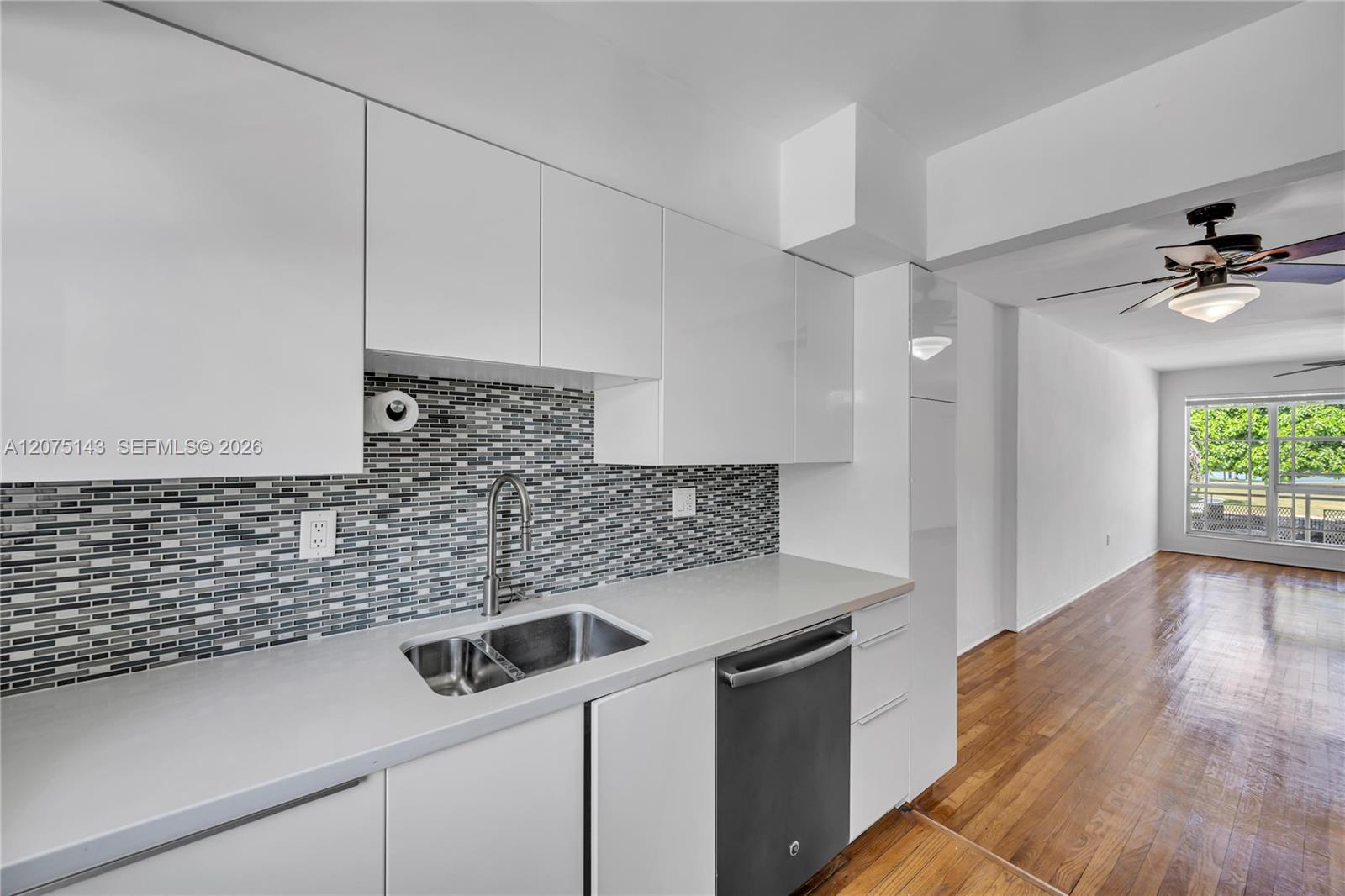 800 W 42nd St # 1B