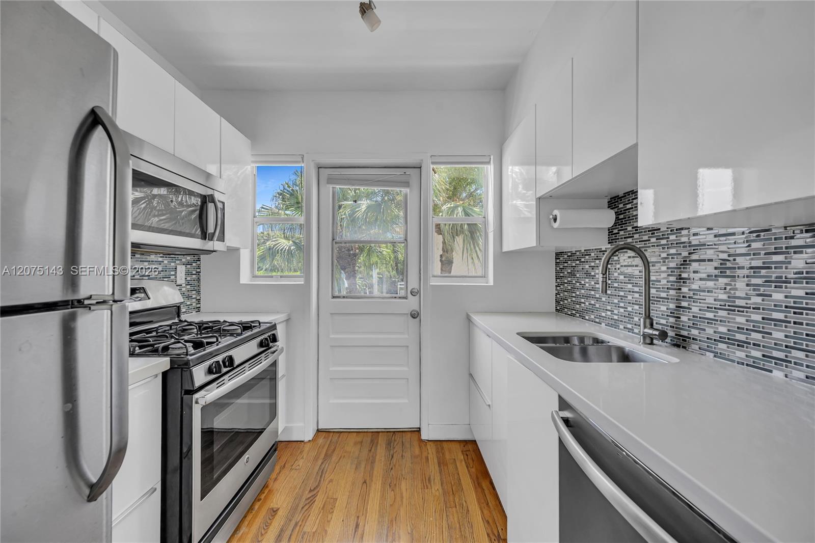 800 W 42nd St # 1B