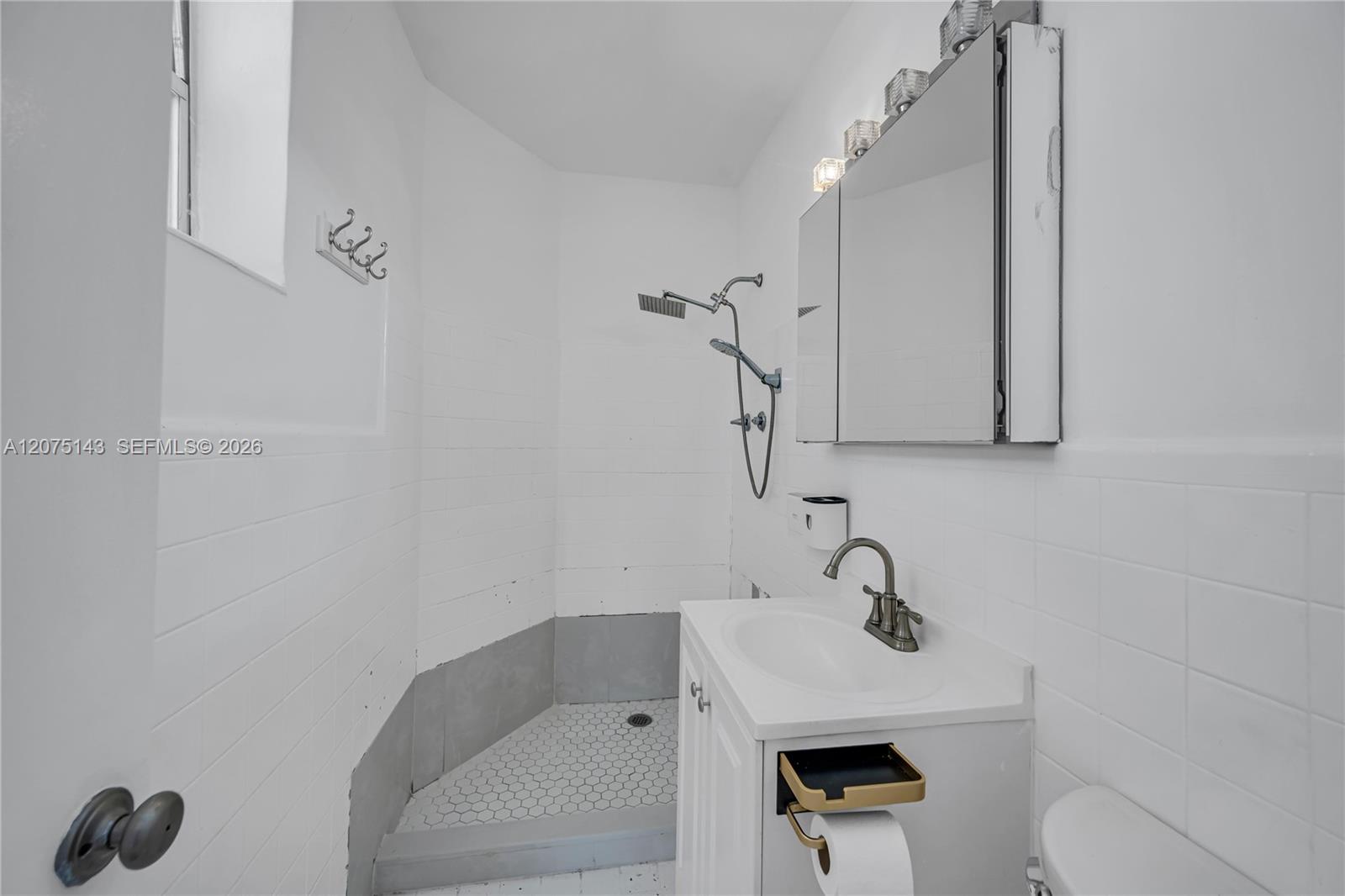 800 W 42nd St # 1B
