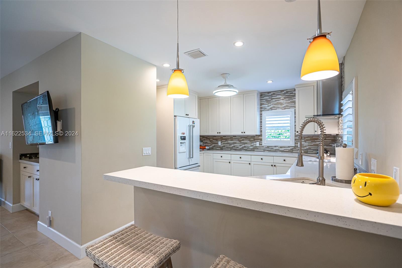 160 NE Wavecrest Court