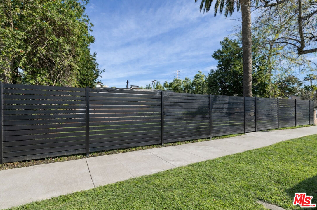 5208 Woodman Ave. Ave